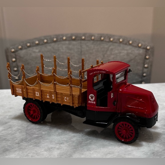 Texaco 1918 Mack AC Bulldog Flatbed Truck Collectable Die Cast w/ Original Box - Picture 3 of 16